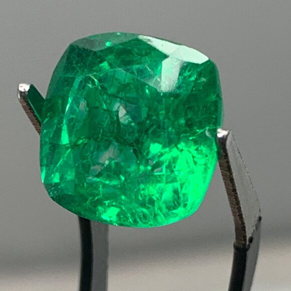 Emerald Green Gemstone loose - Picture 8 of 12